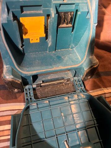 Makita DMR200 Bouwradio met Bluetooth beschikbaar voor biedingen