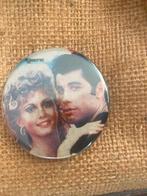 Button van John Travolta en Olivia Newton John Grease 2, Verzamelen, Ophalen of Verzenden, Gebruikt, Film, Overige typen