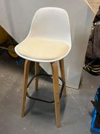 Barkruk met witte bekleding, 1 kruk, Ophalen, Zo goed als nieuw, 60 tot 90 cm