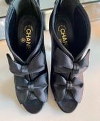 Zwart satijnen Chanel laasjes ~ authentiek, Zwart, Ophalen of Verzenden, Zo goed als nieuw, Schoenen met hoge hakken