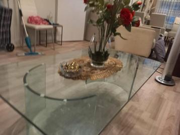 Glazen tafels  beschikbaar voor biedingen