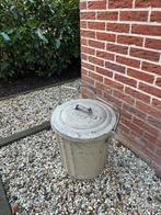 Oude zinken afvalemmer in goede staat, Ophalen