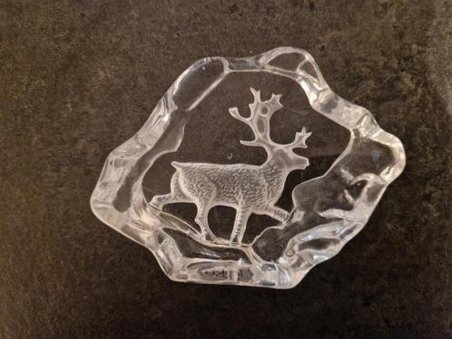 Beeldje Stuk glas met gravure van een mannelijk damhert B096, Verzamelen, Beelden en Beeldjes, Zo goed als nieuw, Dier, Ophalen of Verzenden