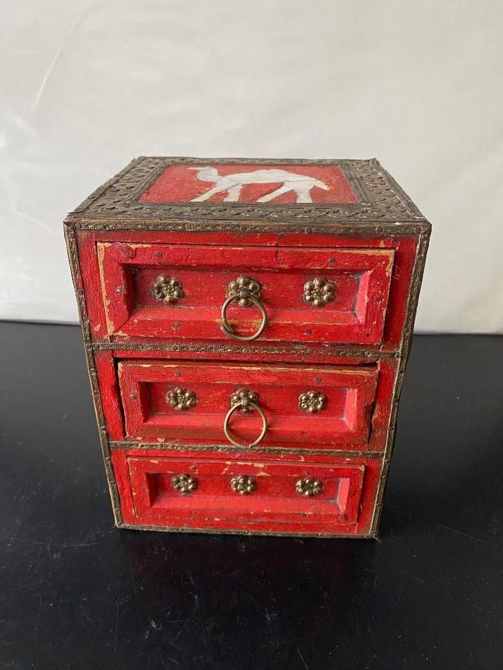 3-ladenkastje met koperen versieringen en ingelegde dieren, Antiek en Kunst, Antiek | Woonaccessoires, Ophalen of Verzenden