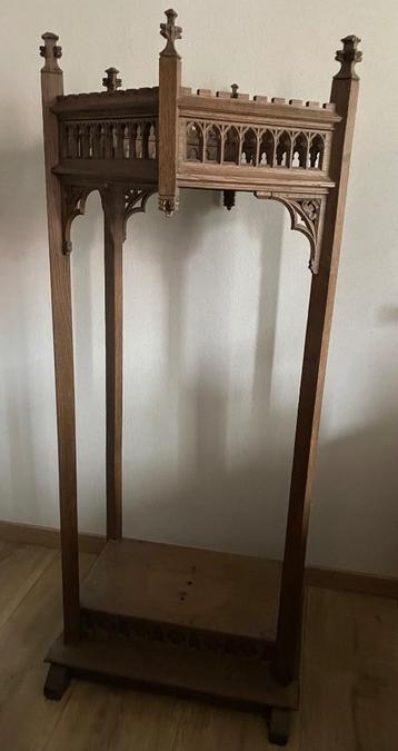 Antieke zeshoekige staande console beschikbaar voor biedingen