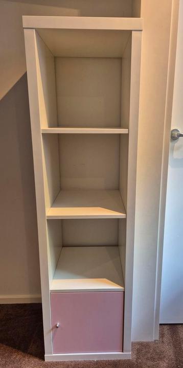 Ikea kast met roze deurtje beschikbaar voor biedingen