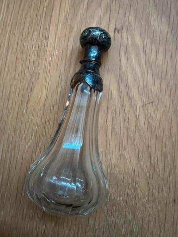 Zilveren parfumfles met originele binnenstop beschikbaar voor biedingen