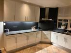 Mooie hoogglans U-keuken van Duitse kwaliteit, Huis en Inrichting, Keuken | Complete keukens, Ophalen, Zo goed als nieuw, Graniet of Steen