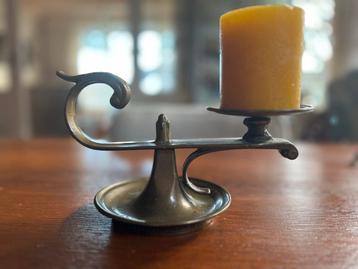 Antieke bronzen kandelaar beschikbaar voor biedingen