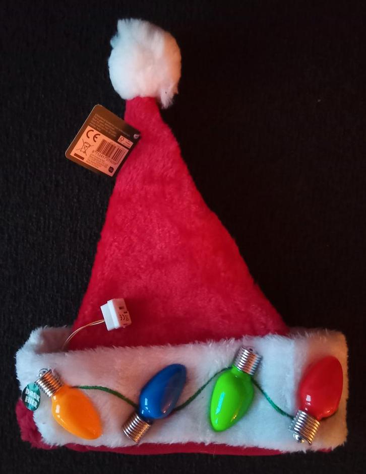 Kerstmuts met 4 gekleurde lampjes hoofdmaat 50 cm 6-8 jr., Diversen, Kerst, Zo goed als nieuw, Ophalen