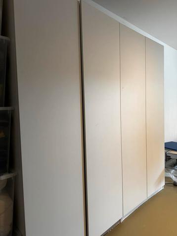 2 IKEA Kasten met Deuren en 4 Planken beschikbaar voor biedingen
