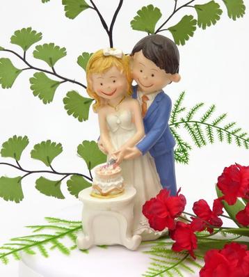 Dit leuke bruidspaar snijden samen de bruidstaart. beschikbaar voor biedingen