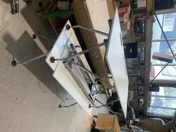 3 Vitra Eames ad hoc tafels met stopcontacten beschikbaar voor biedingen