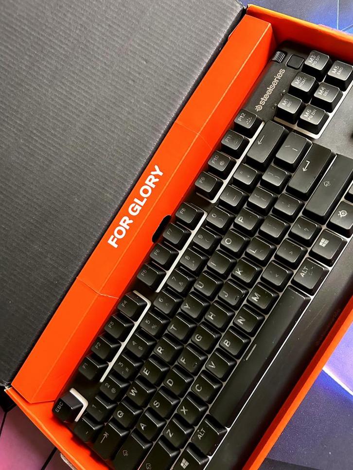 SteelSeries Apex 3 TKL – RGB – Waterdicht – Nieuwstaat, Computers en Software, Toetsenborden, Nieuw, Azerty, Bedraad, Gaming toetsenbord