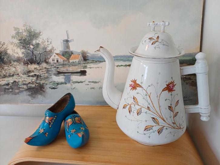 Koffiepot met bloemen en luciferhandvat, Antiek en Kunst, Antiek | Emaille, Ophalen of Verzenden