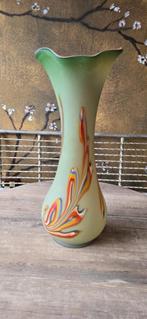 Matgroene vaas met kleurrijke golven, Antiek en Kunst, Kunst | Designobjecten, Ophalen of Verzenden