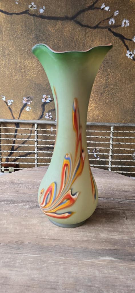 Matgroene vaas met kleurrijke golven, Antiek en Kunst, Kunst | Designobjecten, Ophalen of Verzenden