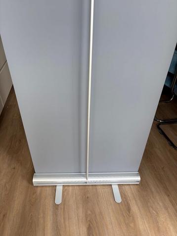 Rol up banner met tas, zo goed als nieuw beschikbaar voor biedingen