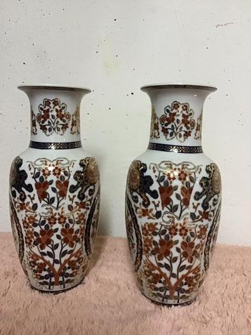 Twee Chinese Vaasjes - 25cm Hoog beschikbaar voor biedingen