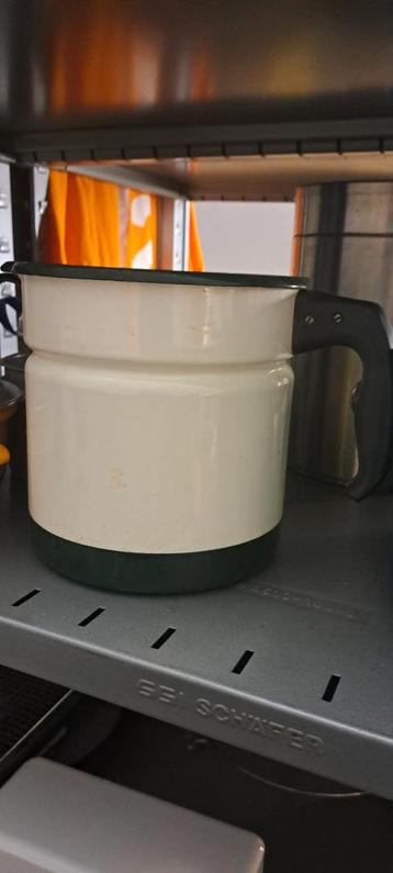 Emaille en aluminium o.a  pannen, melkkoker e.d beschikbaar voor biedingen