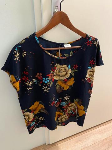 ONLY ..Mooie top maat 38, zo goed als nieuw .. beschikbaar voor biedingen