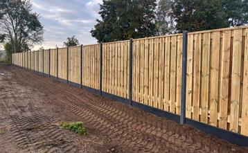 Schutting hout beton en poort beschikbaar voor biedingen