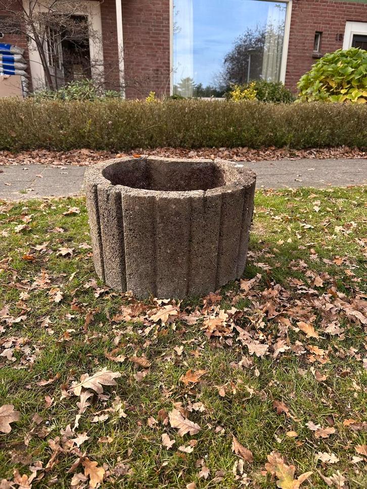 Gratis Betonnen Tuinbakken - Nuenen meerdere maten, Tuin en Terras, Bloembakken en Plantenbakken, Gebruikt, Beton, Tuin, 30 tot 60 cm