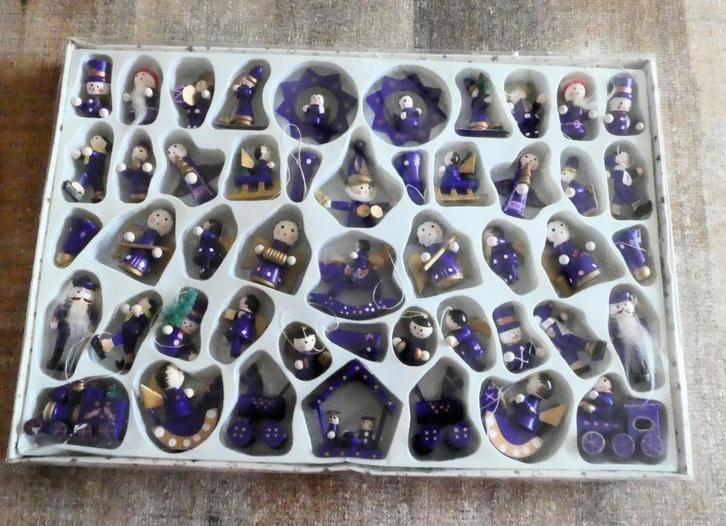 1 grote doos vintage paarse houten kersthangers figuren, Diversen, Kerst, Zo goed als nieuw, Ophalen of Verzenden