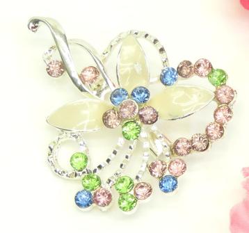 Mooie broche speldt zilver gekleurd. beschikbaar voor biedingen