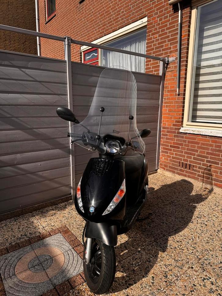 Piaggio Zip 2021 1e eigenaar, Fietsen en Brommers, Scooters | Piaggio, Gebruikt, Zip, Maximaal 25 km/u, Benzine, Ophalen