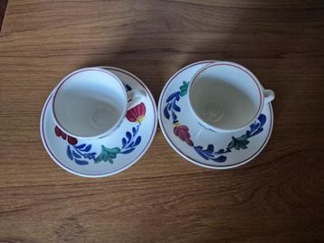 Twee boerenbont koffiekopjes met schotel van Royal Sphinx beschikbaar voor biedingen