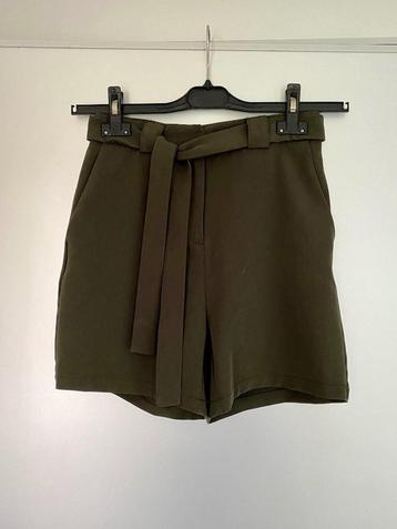 H424 olijf-groen korte broek broekje maat XS=34 beschikbaar voor biedingen