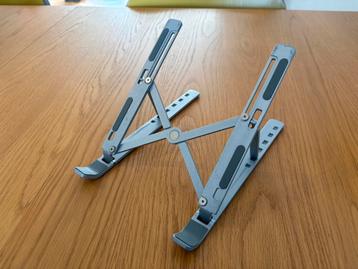 Vouwbare laptopstandaard beschikbaar voor biedingen