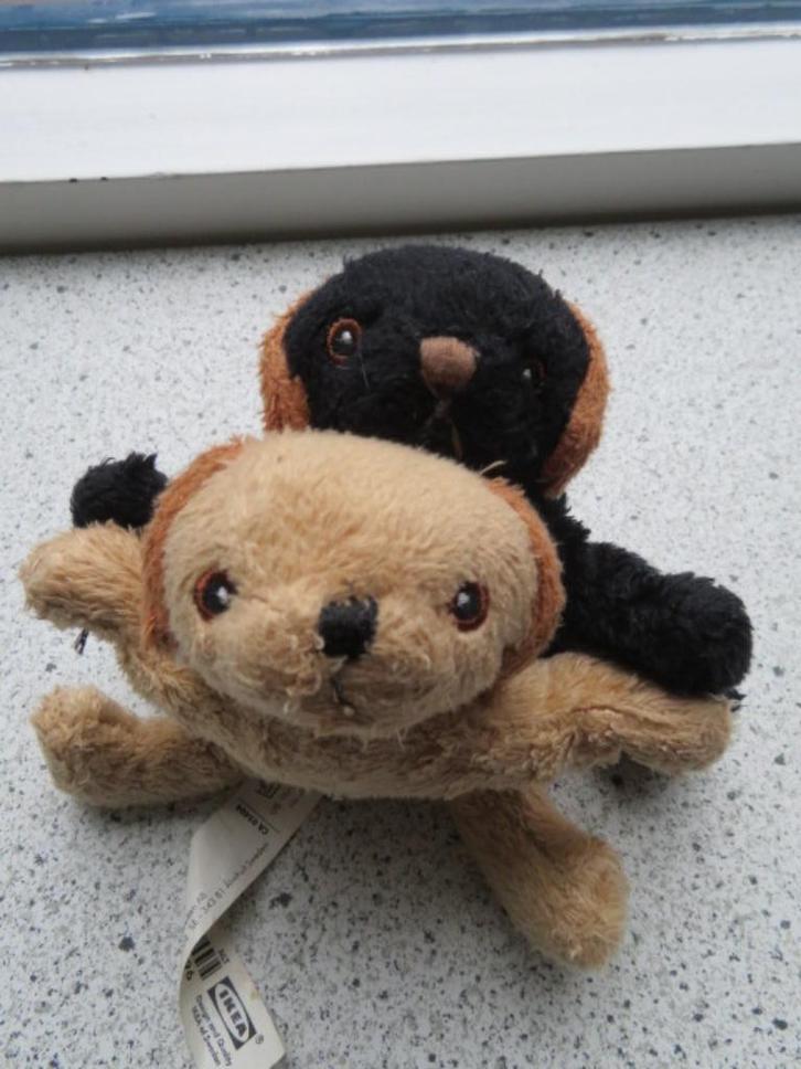 2 x Hond hondje van IKEA Minnen Hundvalp zwart+  licht bruin, Kinderen en Baby's, Speelgoed | Knuffels en Pluche, Zo goed als nieuw