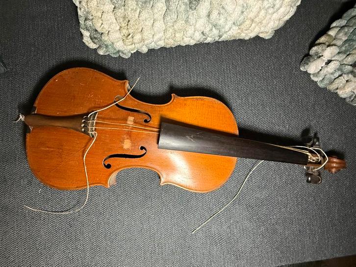 Oud viool met tekst erin antonius stradivarius, Muziek en Instrumenten, Strijkinstrumenten | Violen en Altviolen, Gebruikt, Overige formaten