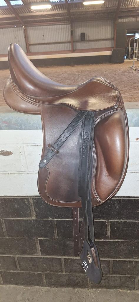 Busse dressuur zadel 17.5”, Dieren en Toebehoren, Paarden en Pony's | Zadels, Zo goed als nieuw, Dressuur, Ophalen of Verzenden