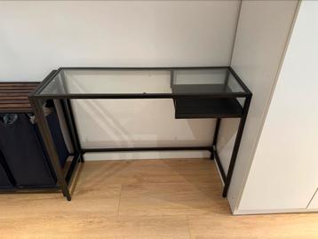 Zwart bureau met glazen blad en metalen frame beschikbaar voor biedingen