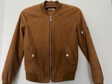 “Suede” jasje mt 36 beschikbaar voor biedingen