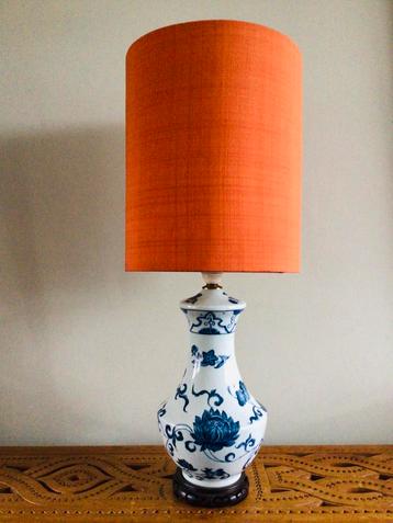 Hoge Vintage Chinese Tafellamp met linnen kap. Hoogte 75 cm beschikbaar voor biedingen