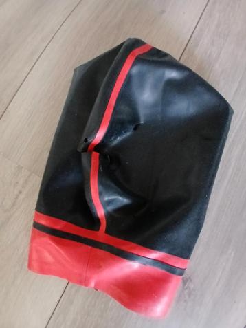 Latex masker beschikbaar voor biedingen