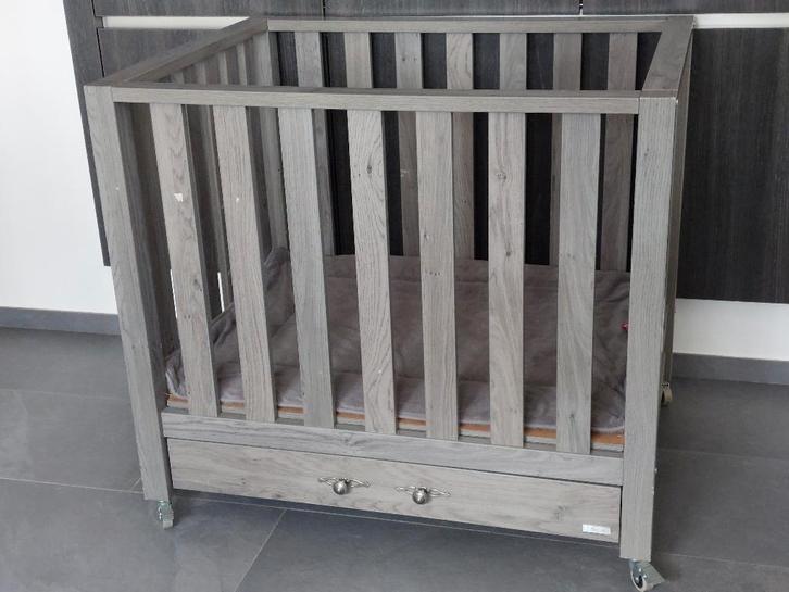 Box TWF met lade en evt bijpassende commode, Kinderen en Baby's, Boxen, Gebruikt, Rechthoekig, In hoogte verstelbaar, Lade, Wieltjes