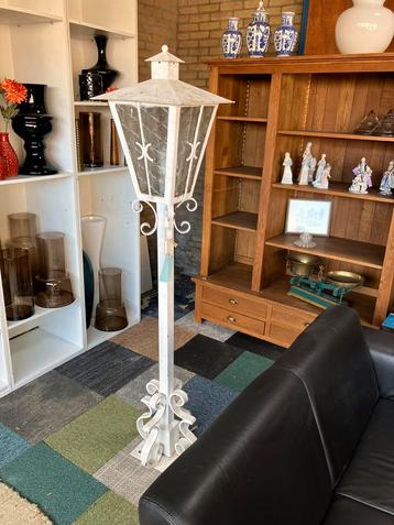 Brocante stalen buitenlantaarn, twee meter hoog. beschikbaar voor biedingen