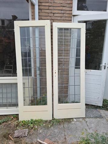 Ensuite scharnierdeuren met glas-in-lood beschikbaar voor biedingen