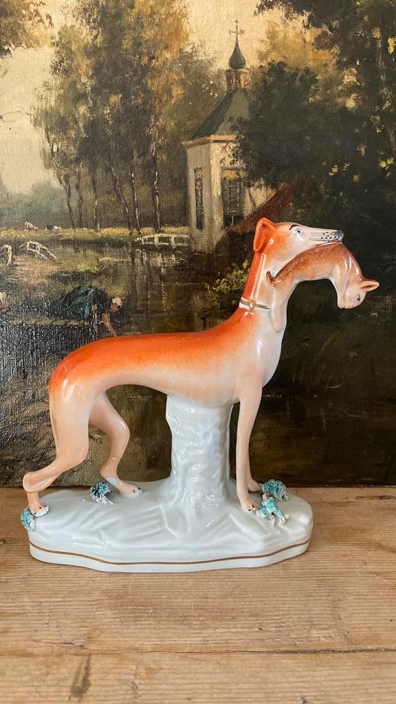 Staffordshire hazewindhond met haas (gereserveerd CR), Antiek en Kunst, Antiek | Porselein, Ophalen of Verzenden
