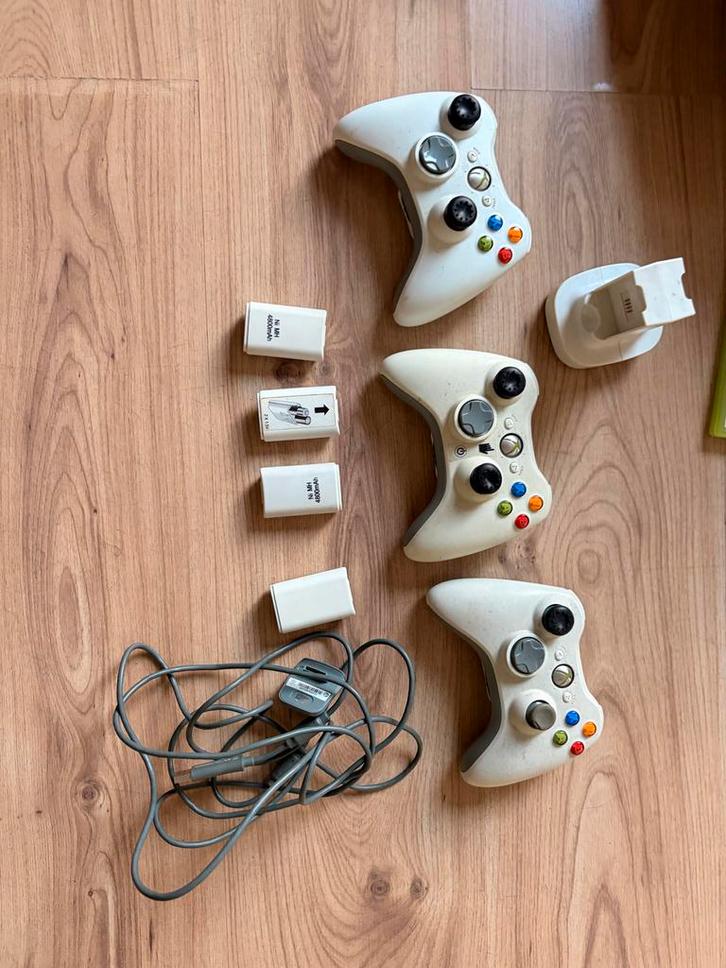 Xbox 360 Controllers + Accu's & Oplaadstation, Spelcomputers en Games, Spelcomputers | Overige, Gebruikt, Ophalen of Verzenden