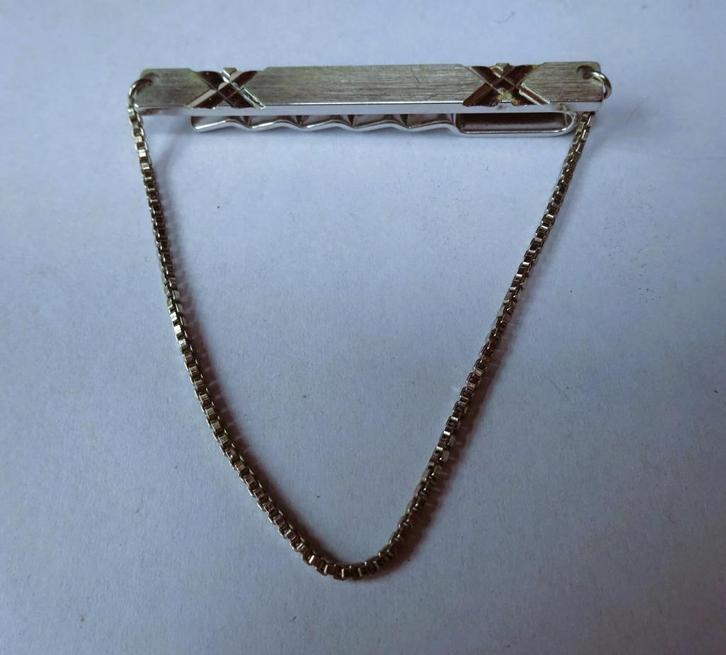 Zilverkleurige dasspeld met 2 kruisjes en kettinkje, Sieraden, Tassen en Uiterlijk, Manchetknopen, Gebruikt, Overige materialen