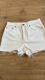 Korte crèmekleurige jeans short van Topshop maat 40, Topshop, W30 - W32 (confectie 38/40), Ophalen of Verzenden, Wit