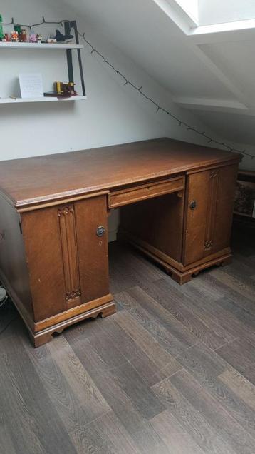 Vintage houten bureau voor werk en studie beschikbaar voor biedingen