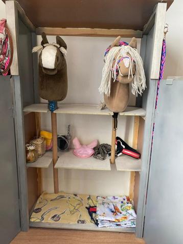 Hobby horse stal met twee paardjes en veel extra’s!! beschikbaar voor biedingen