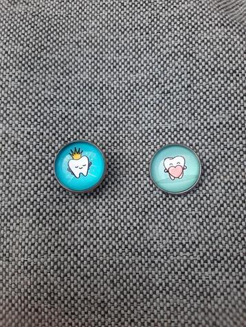 2 leuke ronde pins met plaatjes van tanden te koop beschikbaar voor biedingen